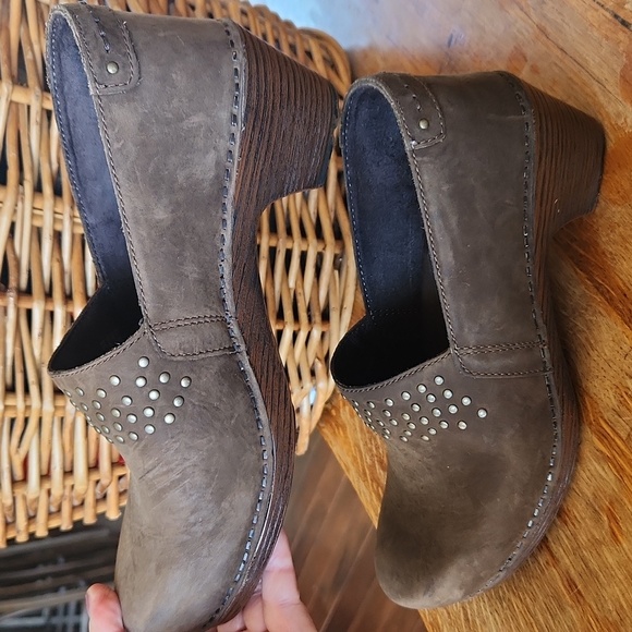 Dansko Brown Suede Clogs 8-8.5 - Picture 4 of 15